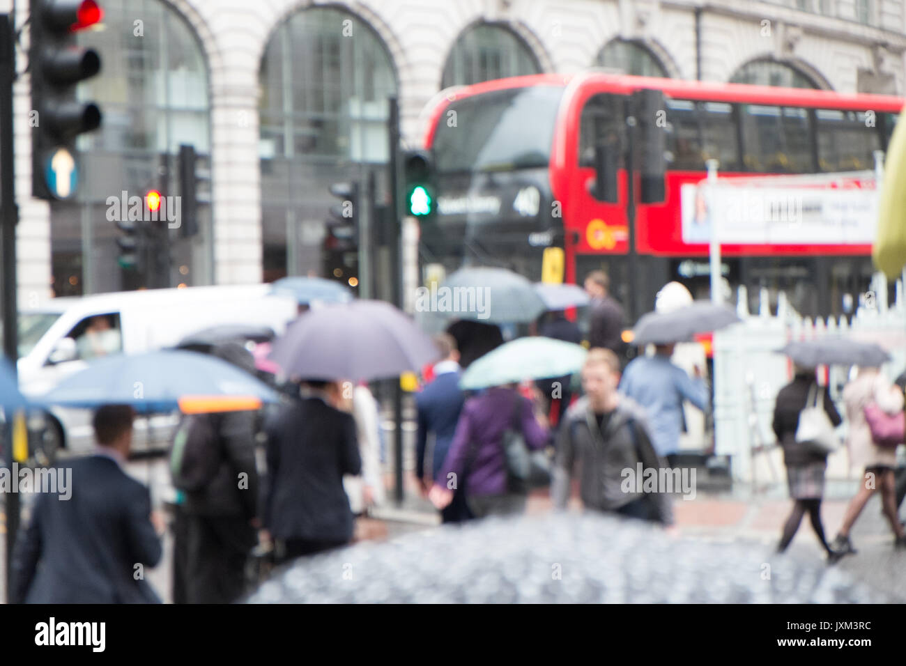 Sintflutartige, den ganzen Tag, Regen, Regen, Tag, August, Sommer, Regenschirm, Regenschirme, Arbeitnehmer, Pendler, in die Stadt, die Stadt, Geschäft, Bezirk, London, England, Großbritannien und Nordirland, VEREINIGTES KÖNIGREICH, Stockfoto