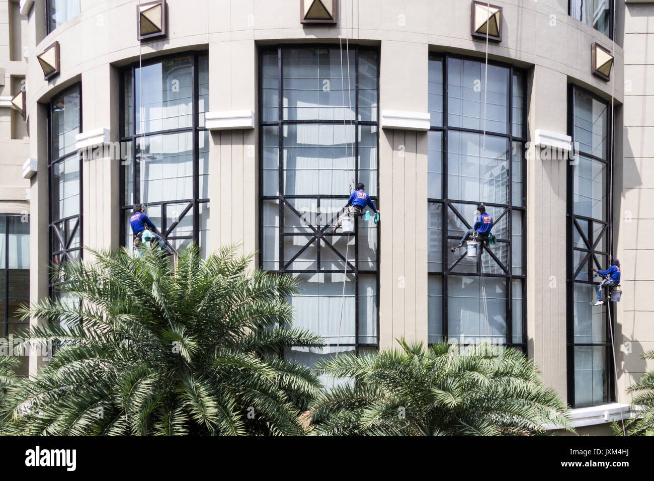 Fensterputzer an der Arbeit über das Sheraton Hotel, Sukhumvit Road, Bangkok, Thailand Stockfoto