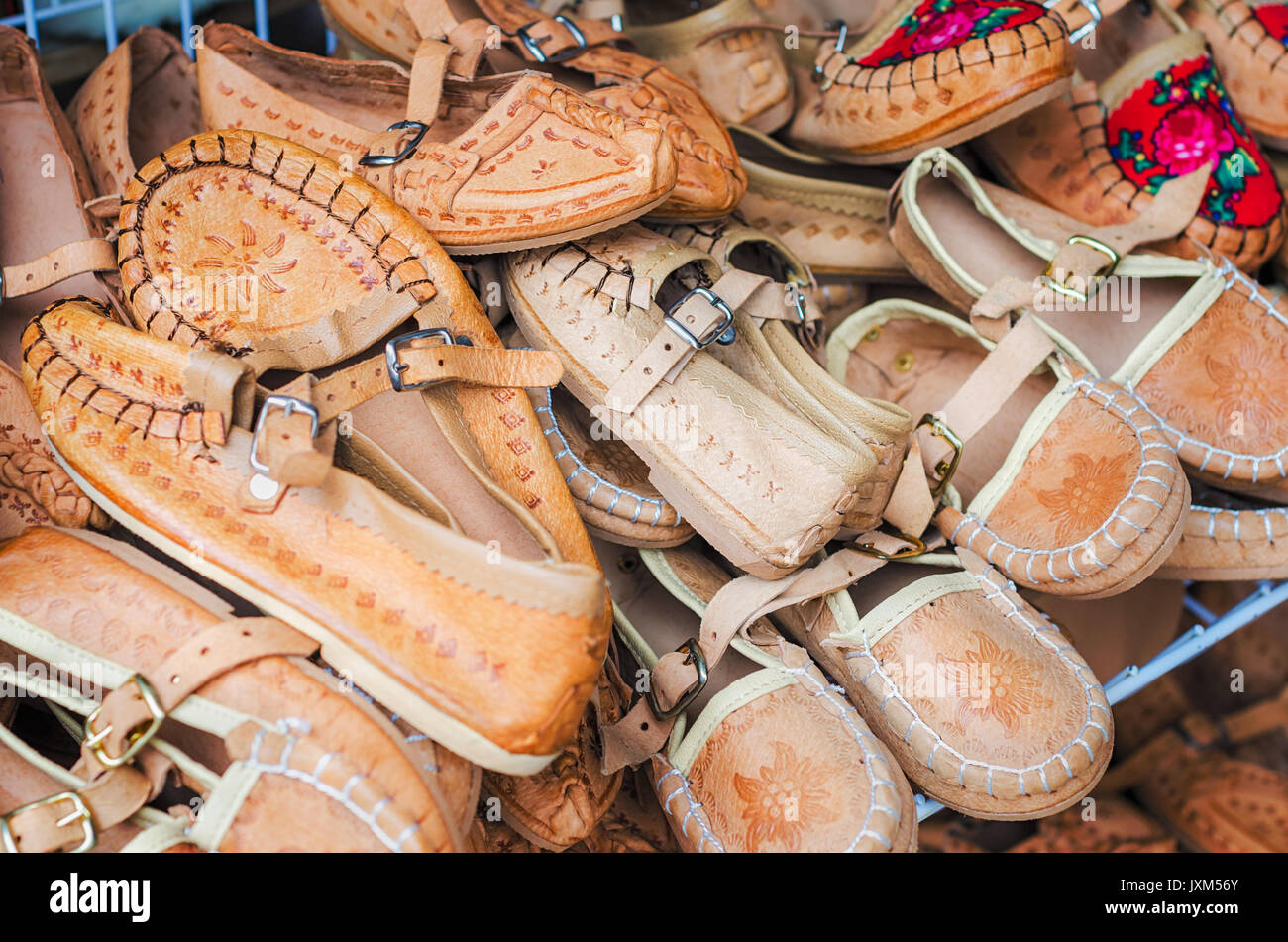 Stapel der niedliche Kinder Leder Schuhe Schuhe für Kinder. ukrainischen nationalen Schuhe für Kinder. Stockfoto