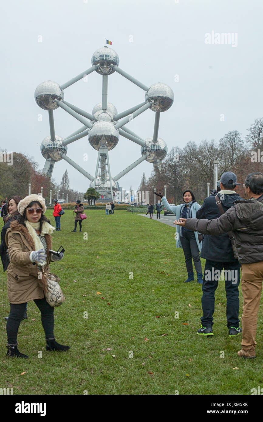 Chinesische Touristen, die Fotos an das Atomium in Brüssel, Belgien Stockfoto