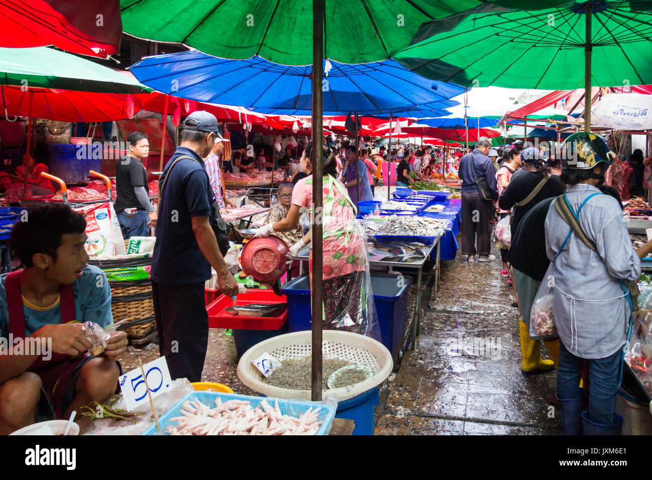 Kunden und Lieferanten am Khlong Toei Wet Market, Bangkok, Thailand Stockfoto