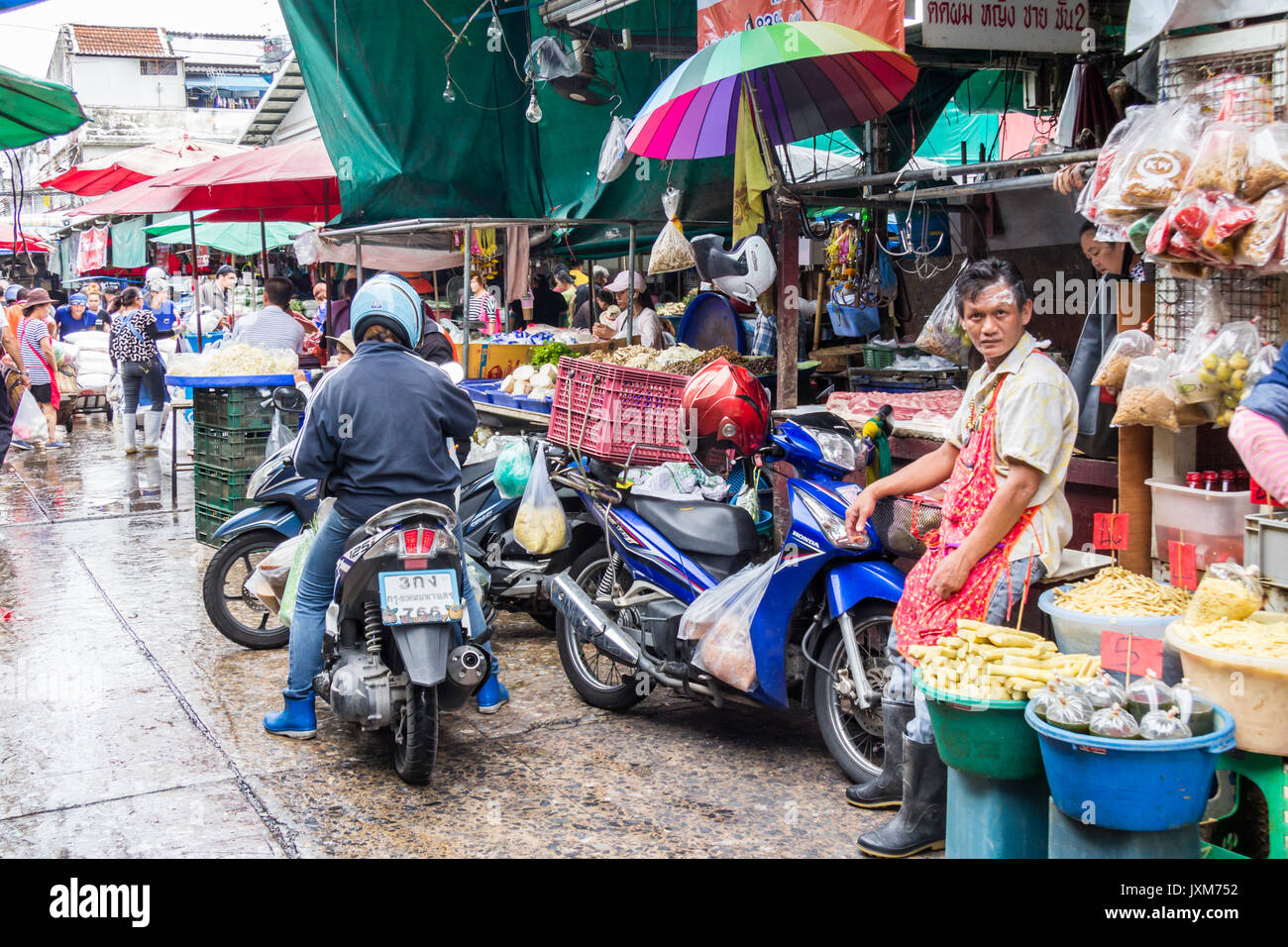 Kunden und Lieferanten am Khlong Toei Wet Market, Bangkok, Thailand Stockfoto