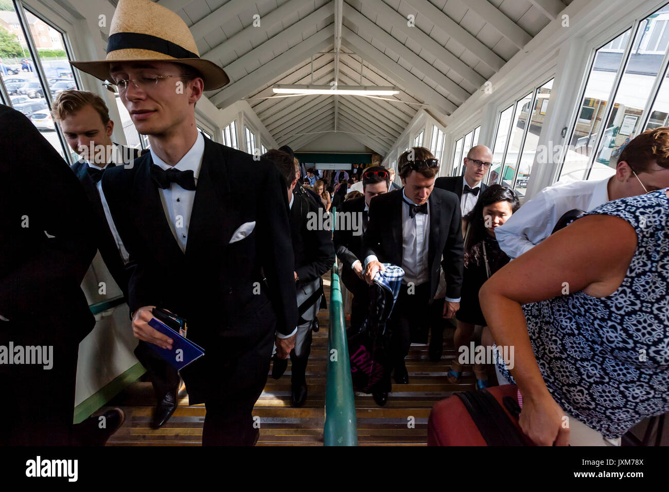 Junge Opernfans kommen in Lewes Bahnhof auf dem Weg nach Glyndebourne Opera House für einen unter 30 Leistung von Don Pasquale, Lewes, DE bezeichnet Stockfoto