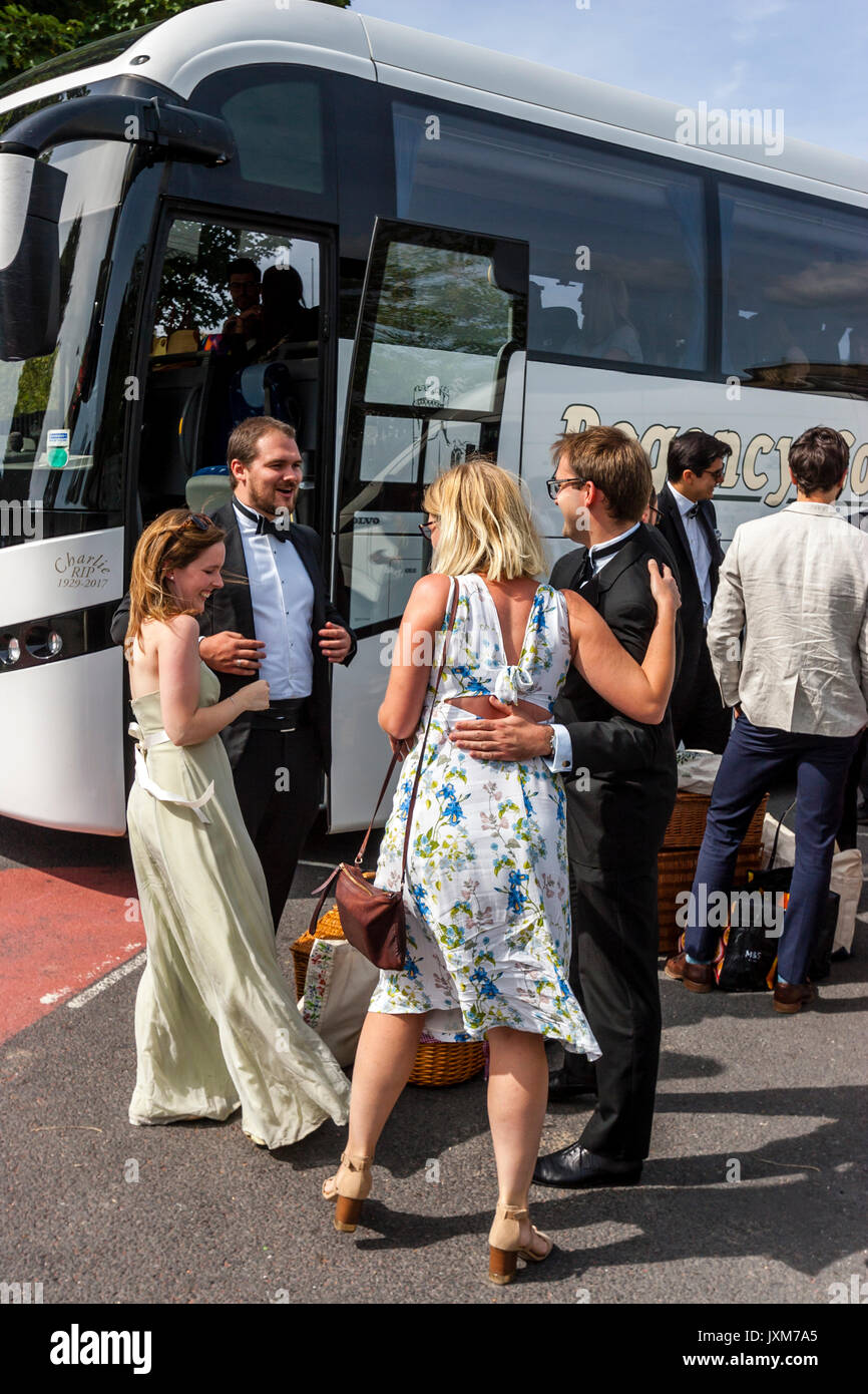 Junge Oper fans warten, einen Bus zu Glyndebourne Opera House für einen unter 30 Leistung von Don Pasquale, Lewes, Sussex, UK, Stockfoto