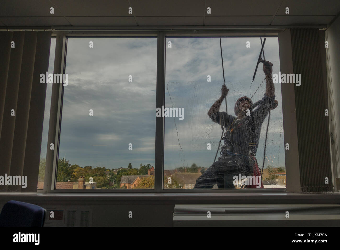 Männer Reinigung office Windows in großer Höhe Stockfoto