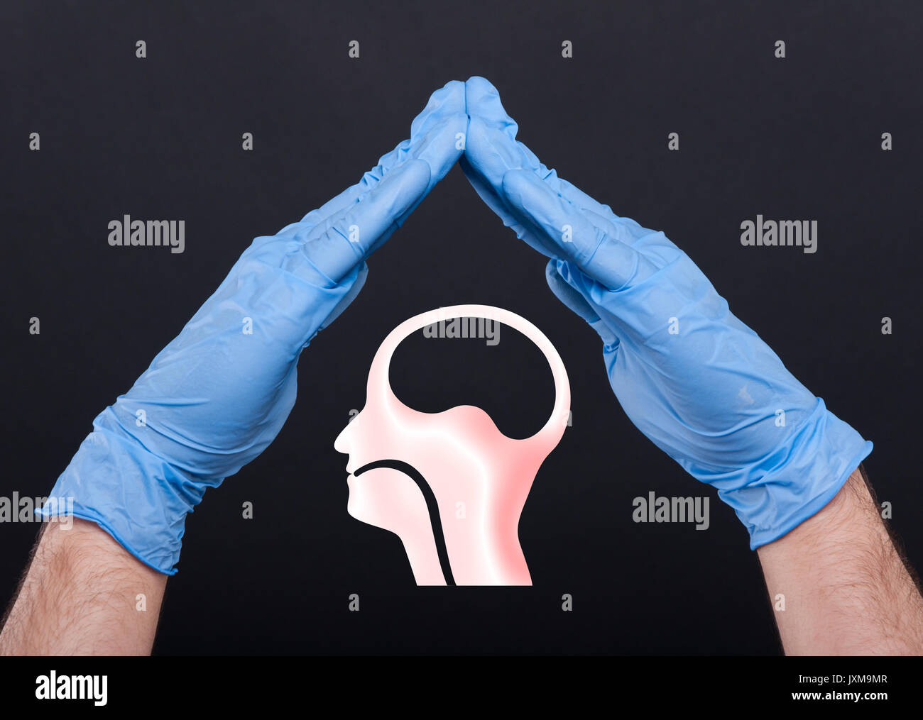 Person Hand menschlichen Gehirn in der Palm wie Neurologie Konzept auf schwarzem Hintergrund Stockfoto