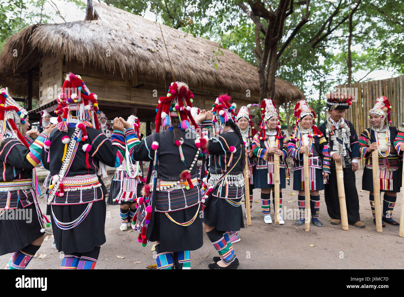 Chiang Mai, Thailand - Januar 11, 2017: Thailand Akha Hill Tribe, traditionellen Tanz für Touristen in "nach dem König auf Highland Festival 'i Stockfoto