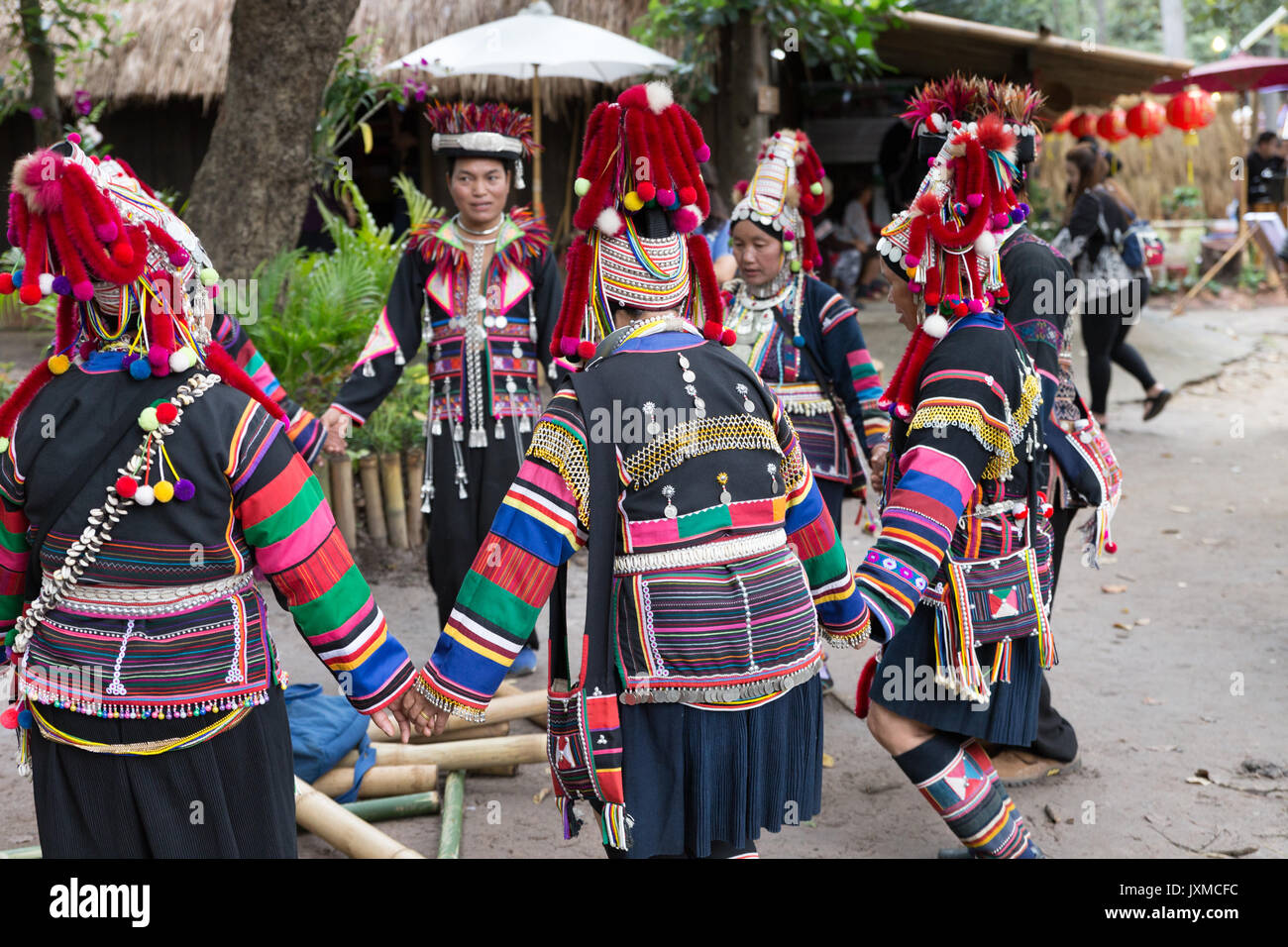 Chiang Mai, Thailand - Januar 11, 2017: Thailand Akha Hill Tribe, traditionellen Tanz für Touristen in "nach dem König auf Highland Festival 'i Stockfoto