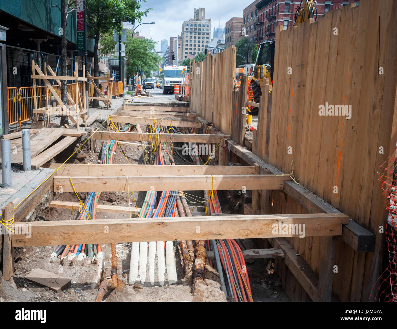 Ausgrabungen am 9. Avenue im New Yorker Stadtteil Chelsea am Dienstag, 8. August 2017 stellt der LWL-Kabel und andere Infrastruktur. (© Richard B. Levine) Stockfoto