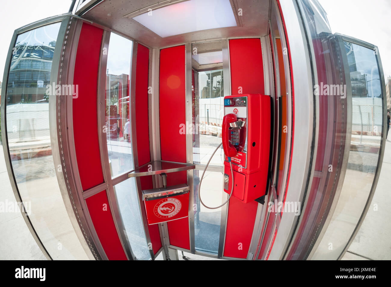 Die 'Ring Ihr Rep" Telefonzelle befindet sich am Standard High Line Hotel im Meatpacking District in New York am Dienstag, 8. August 2017 gesehen. Der Aktivist stand enthält ein Telefon, das Sie über eine direkte Linie zu dem US Capitol Telefonzentrale anschließen. Mit einem 'Telefonbuch' von Anweisungen und ein Skript Passant, hotel Guest und solchen, die spezifische Probleme mit der gewählten Vertreter können Sie Stimme ihre Meinungen und ausgestattet. 'Ring Sie rRep' erstellt wurde Aktivismus zu fördern. (© Richard B. Levine) Stockfoto