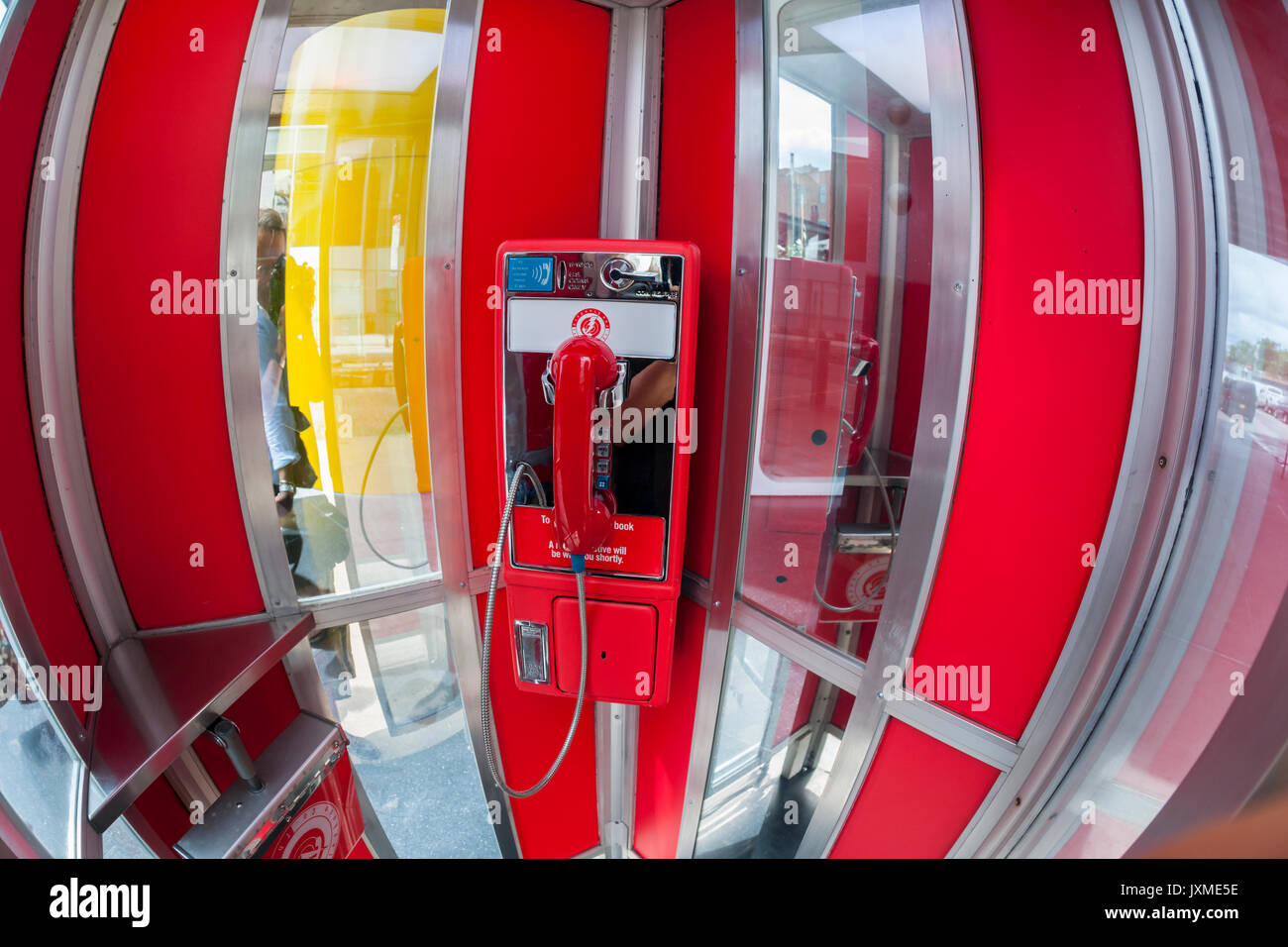 Die 'Ring Ihr Rep" Telefonzelle befindet sich am Standard High Line Hotel im Meatpacking District in New York am Dienstag, 8. August 2017 gesehen. Der Aktivist stand enthält ein Telefon, das Sie über eine direkte Linie zu dem US Capitol Telefonzentrale anschließen. Mit einem 'Telefonbuch' von Anweisungen und ein Skript Passant, hotel Guest und solchen, die spezifische Probleme mit der gewählten Vertreter können Sie Stimme ihre Meinungen und ausgestattet. 'Ring Sie rRep' erstellt wurde Aktivismus zu fördern. (© Richard B. Levine) Stockfoto
