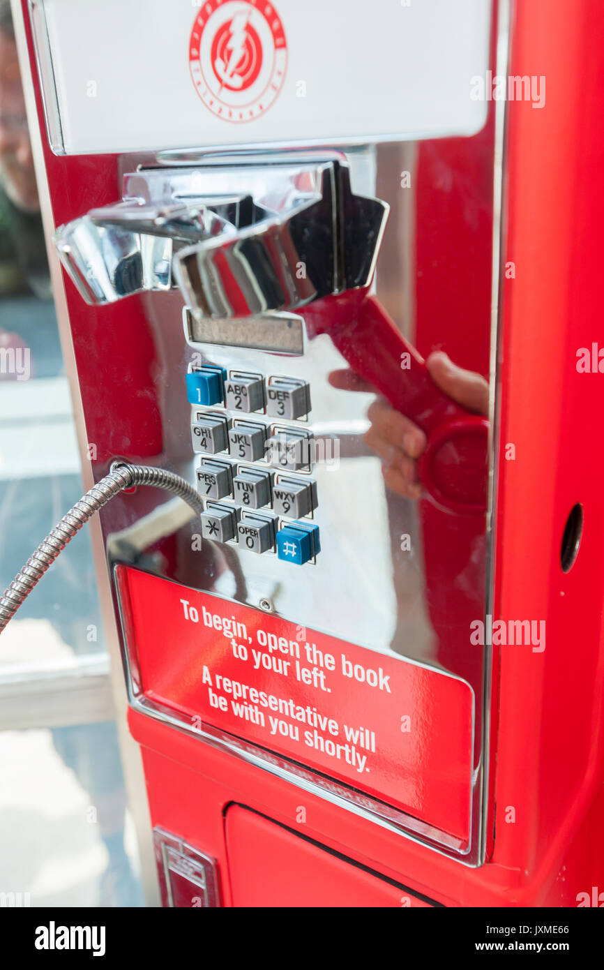 Die 'Ring Ihr Rep" Telefonzelle befindet sich am Standard High Line Hotel im Meatpacking District in New York am Dienstag, 8. August 2017 gesehen. Der Aktivist stand enthält ein Telefon, das Sie über eine direkte Linie zu dem US Capitol Telefonzentrale anschließen. Mit einem 'Telefonbuch' von Anweisungen und ein Skript Passant, hotel Guest und solchen, die spezifische Probleme mit der gewählten Vertreter können Sie Stimme ihre Meinungen und ausgestattet. 'Ring Sie rRep' erstellt wurde Aktivismus zu fördern. (© Richard B. Levine) Stockfoto