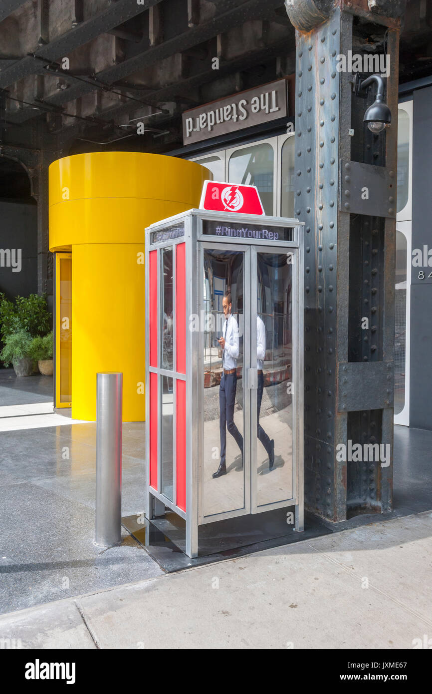 Die 'Ring Ihr Rep" Telefonzelle befindet sich am Standard High Line Hotel im Meatpacking District in New York am Dienstag, 8. August 2017 gesehen. Der Aktivist stand enthält ein Telefon, das Sie über eine direkte Linie zu dem US Capitol Telefonzentrale anschließen. Mit einem 'Telefonbuch' von Anweisungen und ein Skript Passant, hotel Guest und solchen, die spezifische Probleme mit der gewählten Vertreter können Sie Stimme ihre Meinungen und ausgestattet. 'Ring Sie rRep' erstellt wurde Aktivismus zu fördern. (© Richard B. Levine) Stockfoto