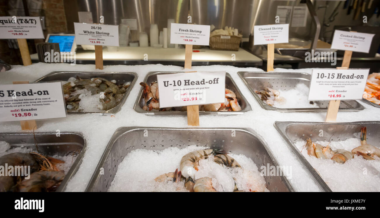 Sowohl für eingeführte und inländische Garnelen sind in einem Seafood Store in New York am Dienstag, 8. August 2017. Der US-Senat Mittel Ausschuss und den Handel, die Gerechtigkeit und die Wissenschaft Mittel Unterausschuss haben kürzlich versucht, Garnelen, die Meeresfrüchte Import Monitoring Programm hinzuzufügen. Die US-Importe 91 Prozent der Meeresfrüchte es verbraucht. (© Richard B. Levine) Stockfoto