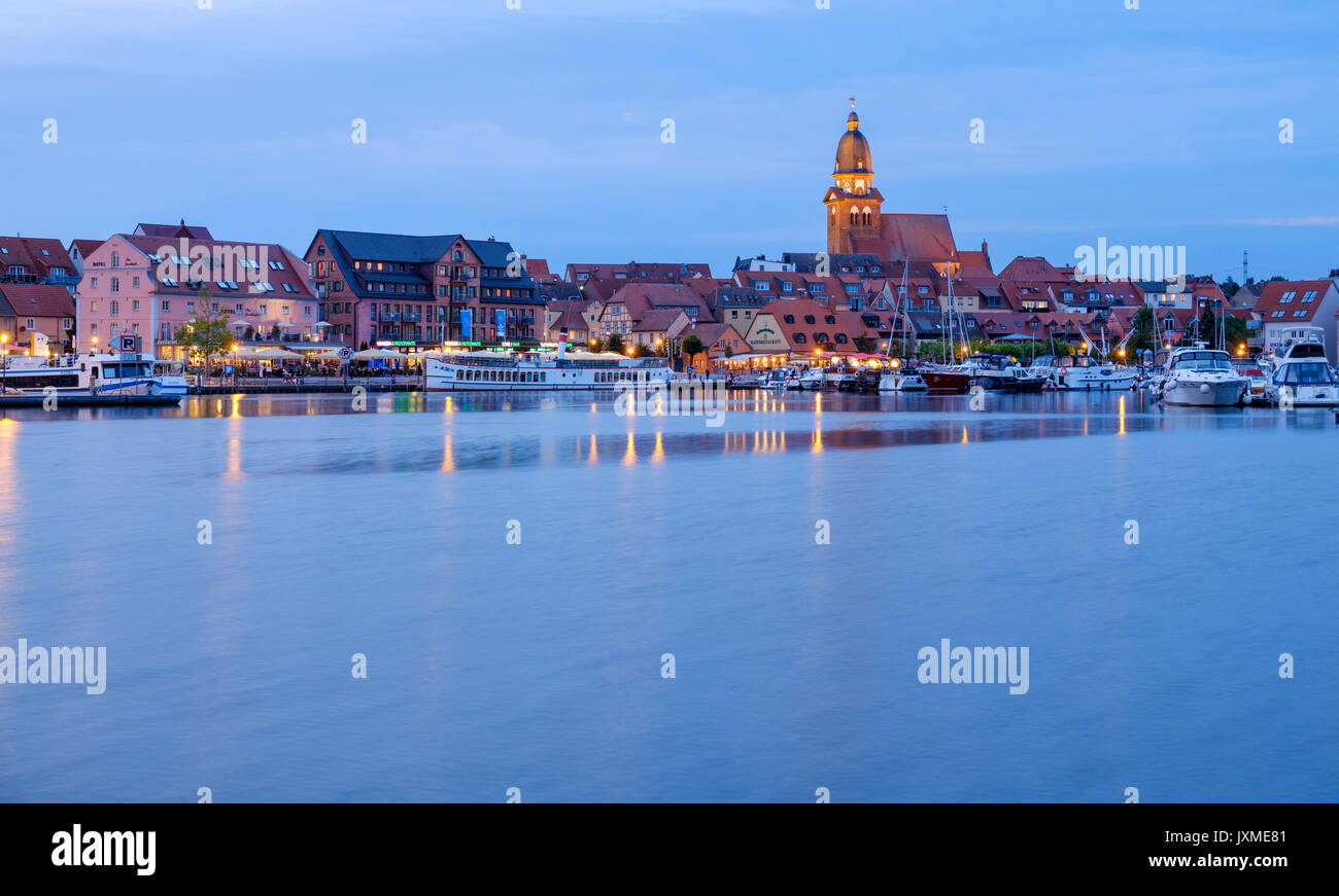 Hafen mit der Stadt hinter, Nordvorpommern, Mecklenburg-Vorpommern, Deutschland Stockfoto