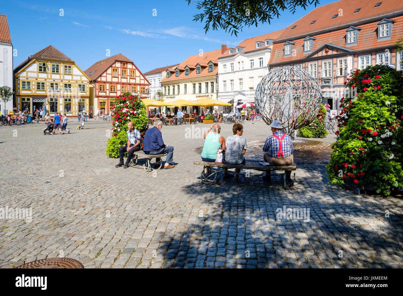 Neuer Markt Marktplatz mit Cafe, Nordvorpommern, Mecklenburg-Vorpommern, Deutschland Stockfoto