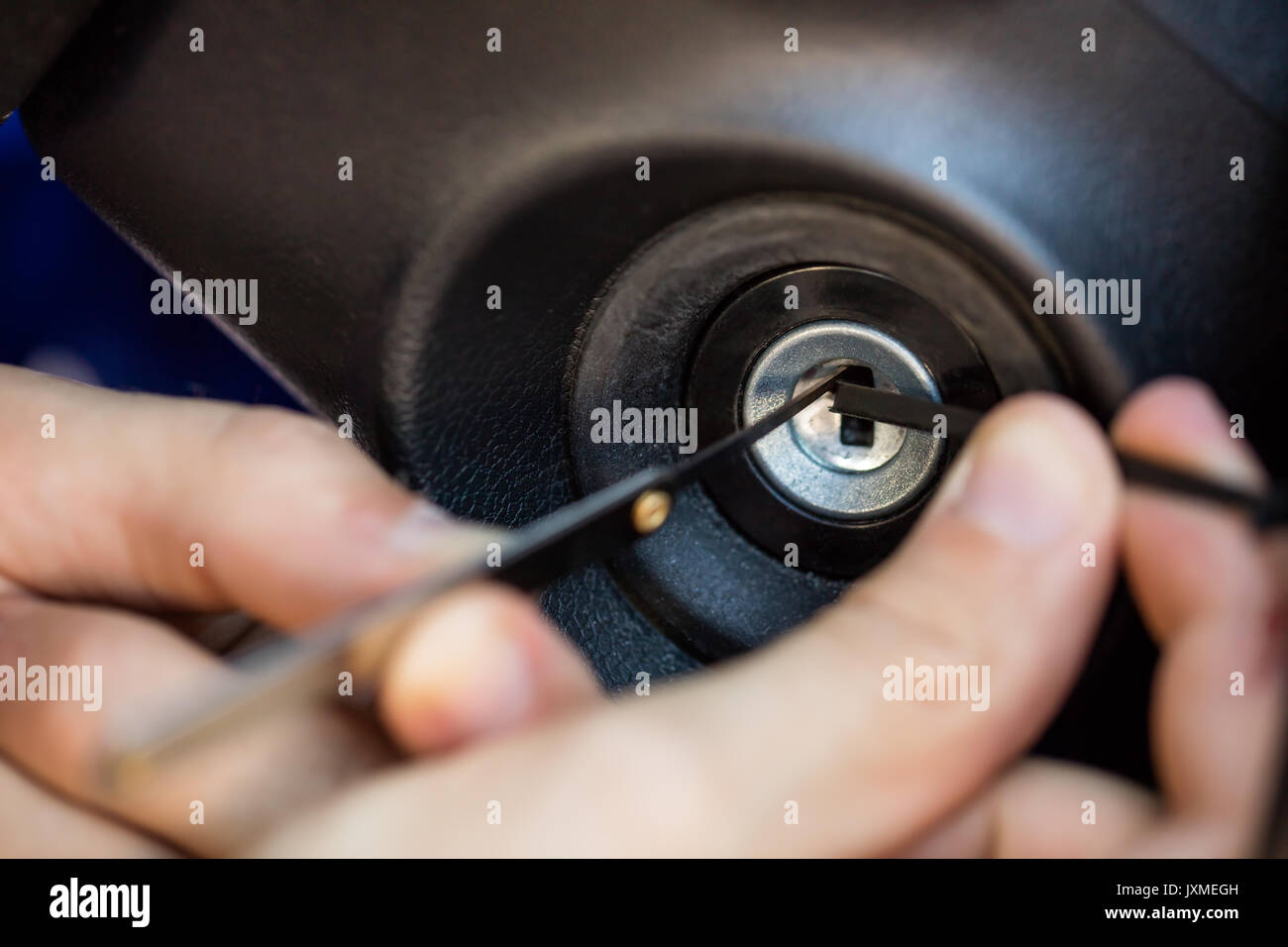 Nahaufnahme von einer Person Hand einfügen Lockpickers Werkzeuge In der Öffnung Stockfoto