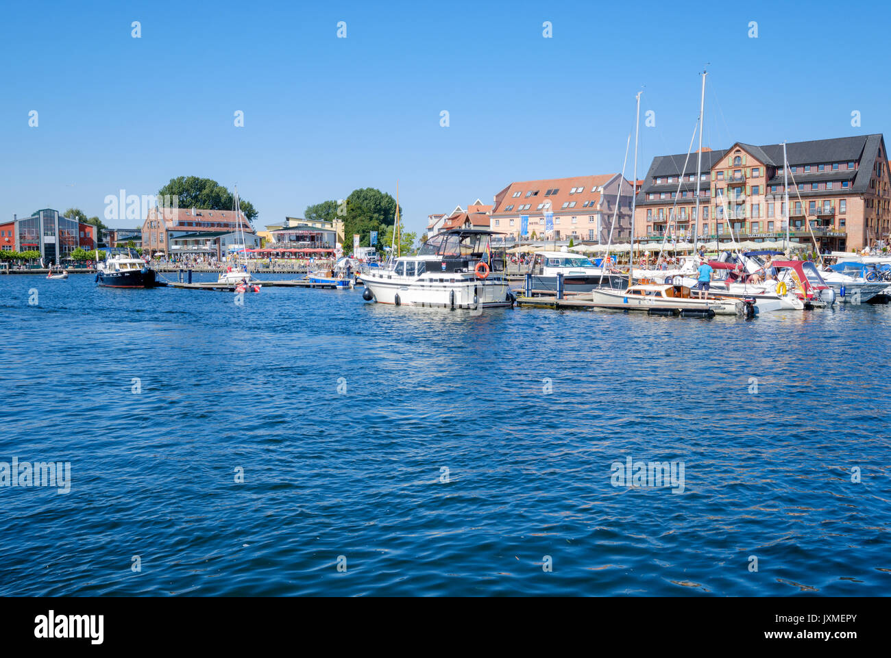 Hafen mit der Stadt hinter, Nordvorpommern, Mecklenburg-Vorpommern, Deutschland Stockfoto
