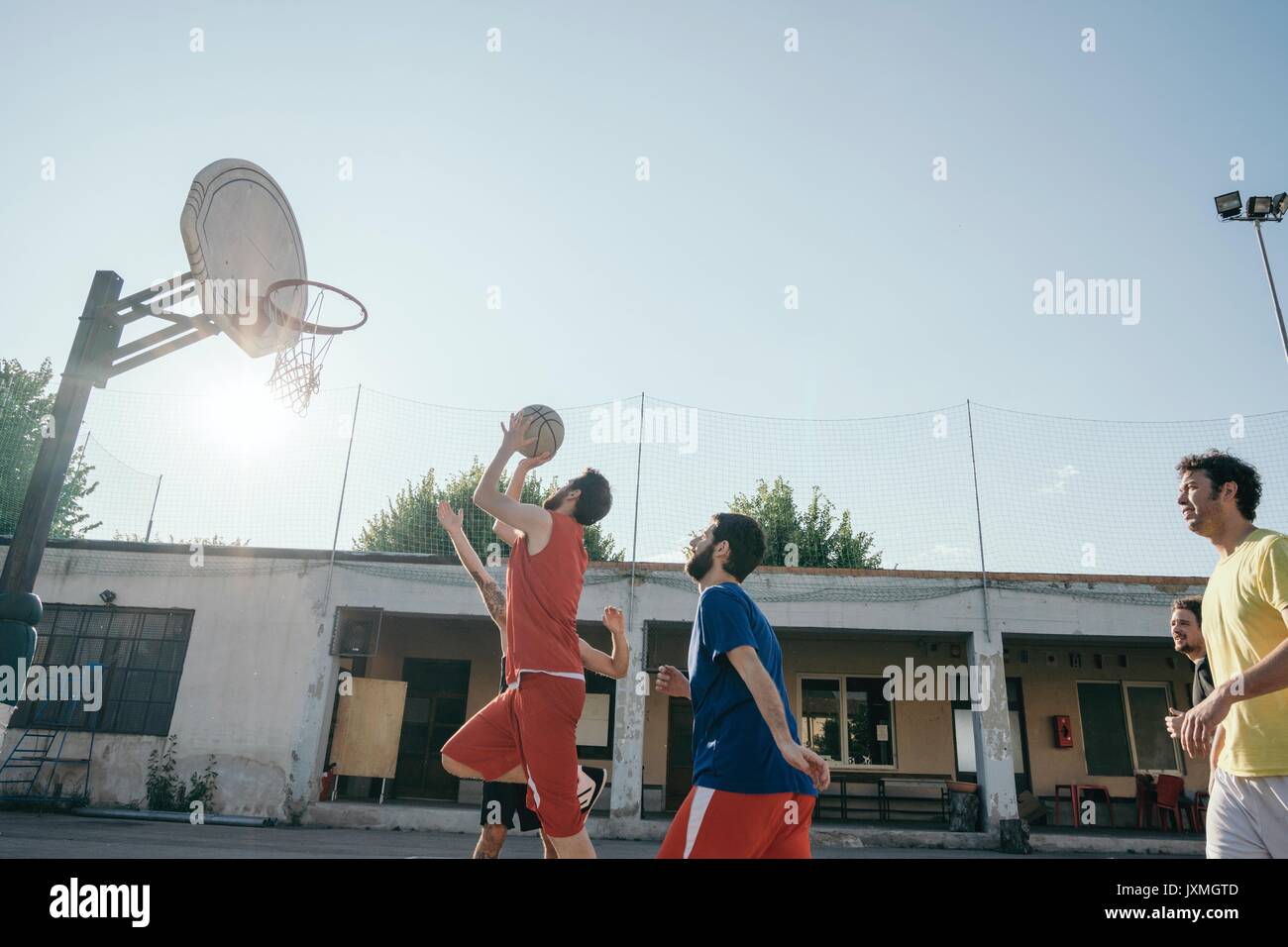 Freunde auf Basketball spielen Basketball Spiel Stockfoto