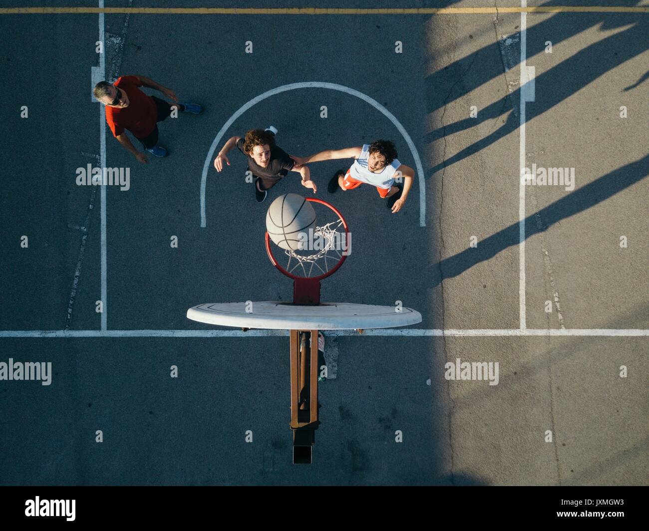 Ansicht von oben von Freunden auf Basketball spielen Basketball Spiel Stockfoto