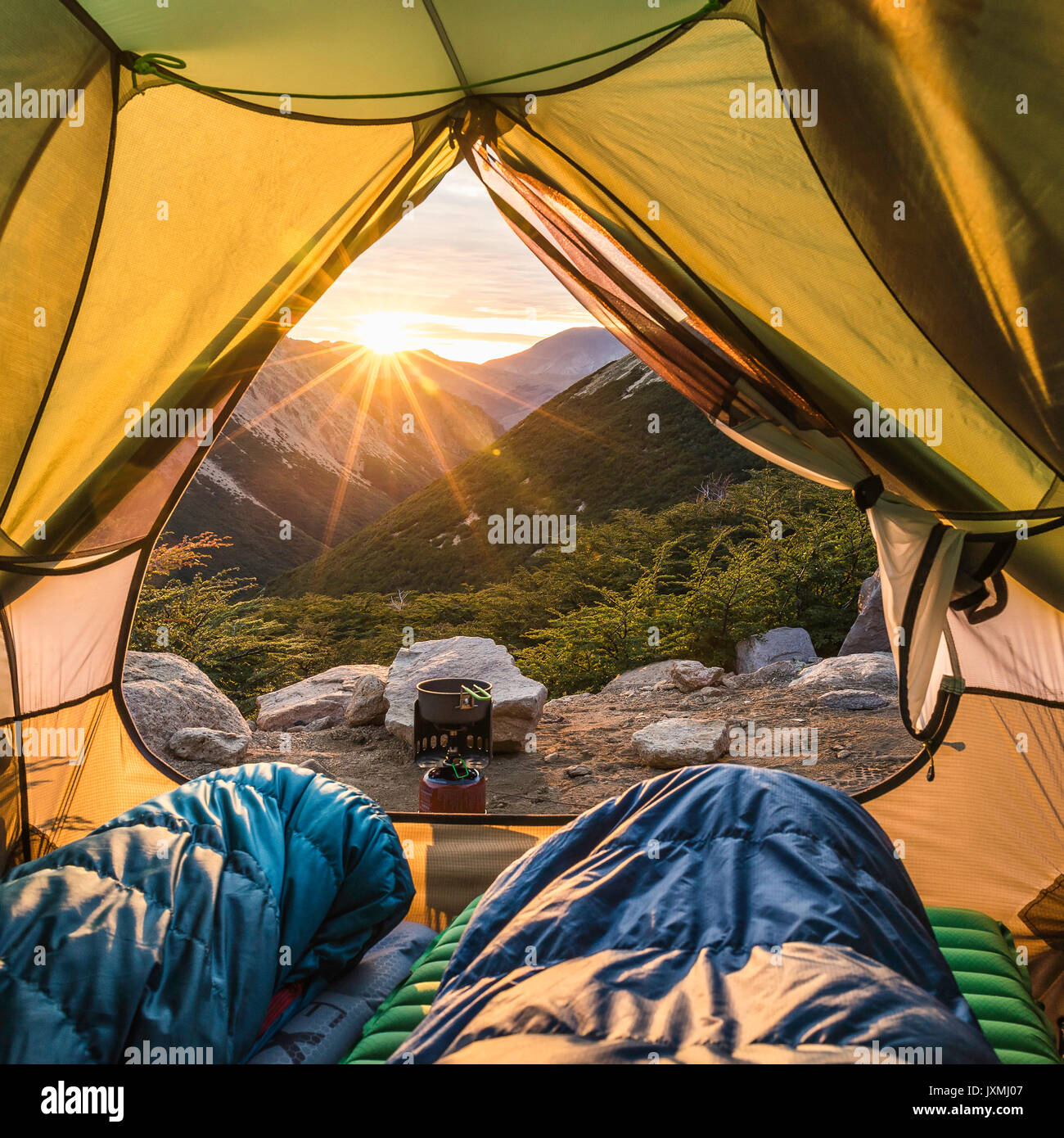 Anzeigen von offenen Zelt bei Mountain sunrise, Nahuel Huapi Nationalpark,  Rio Negro, Argentinien Stockfotografie - Alamy
