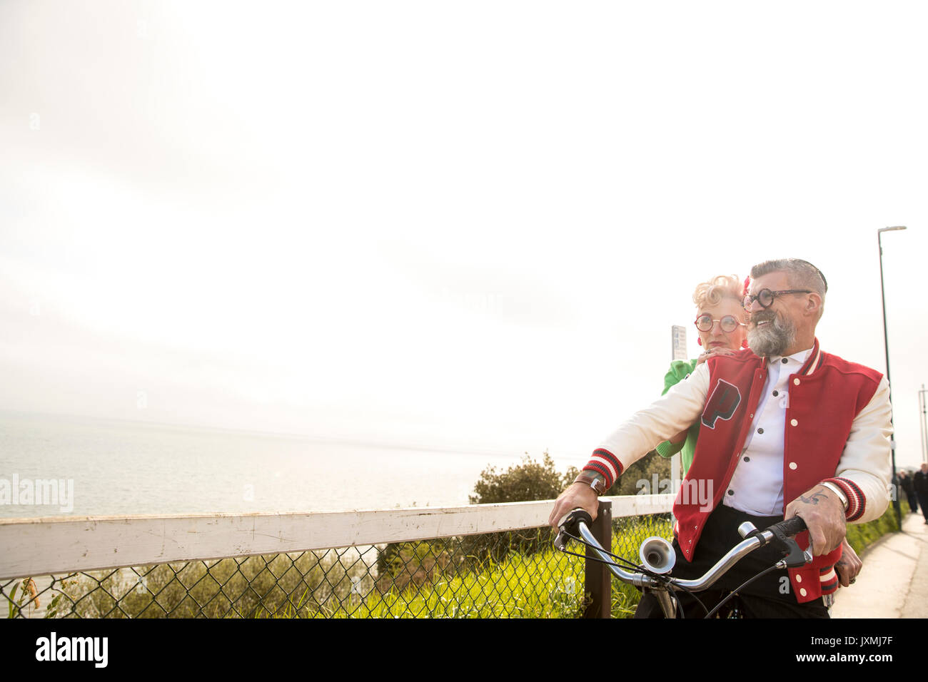 Skurrile paar Sightseeing auf tandem Fahrrad, Bournemouth, England Stockfoto