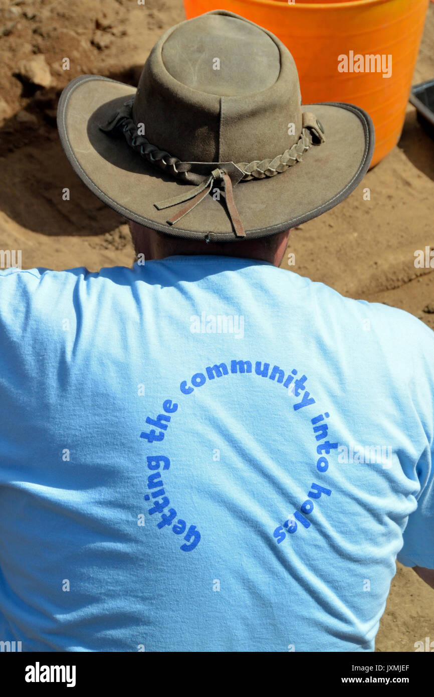 2017 Aylsham römischen Projekt - "die Gemeinschaft in die Löcher"-T-Shirt Stockfoto