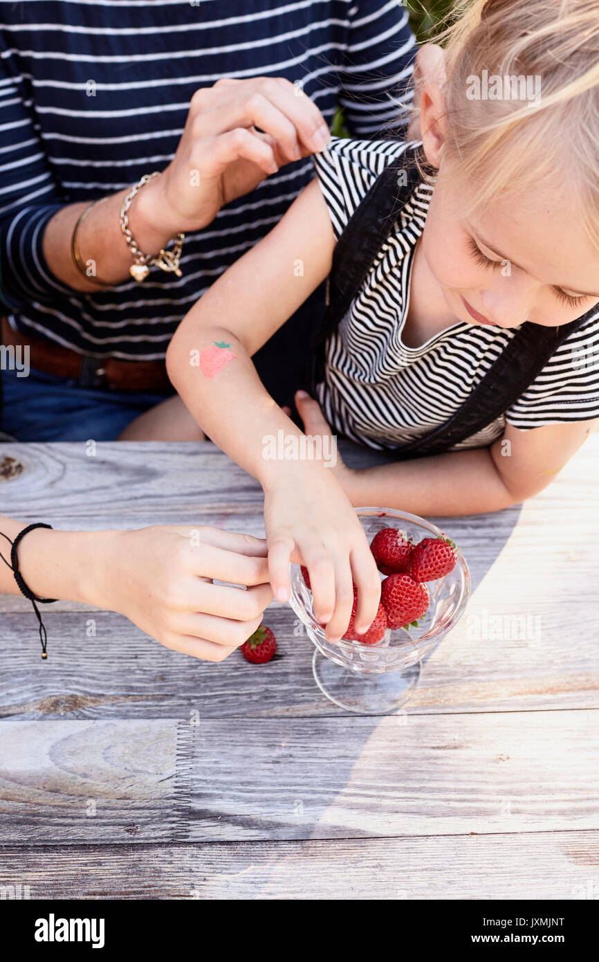 Mutter und Tochter Erdbeeren im Garten Stockfoto