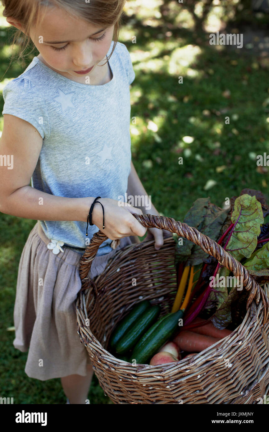 Mädchen mit Korb mit Gemüse Stockfoto