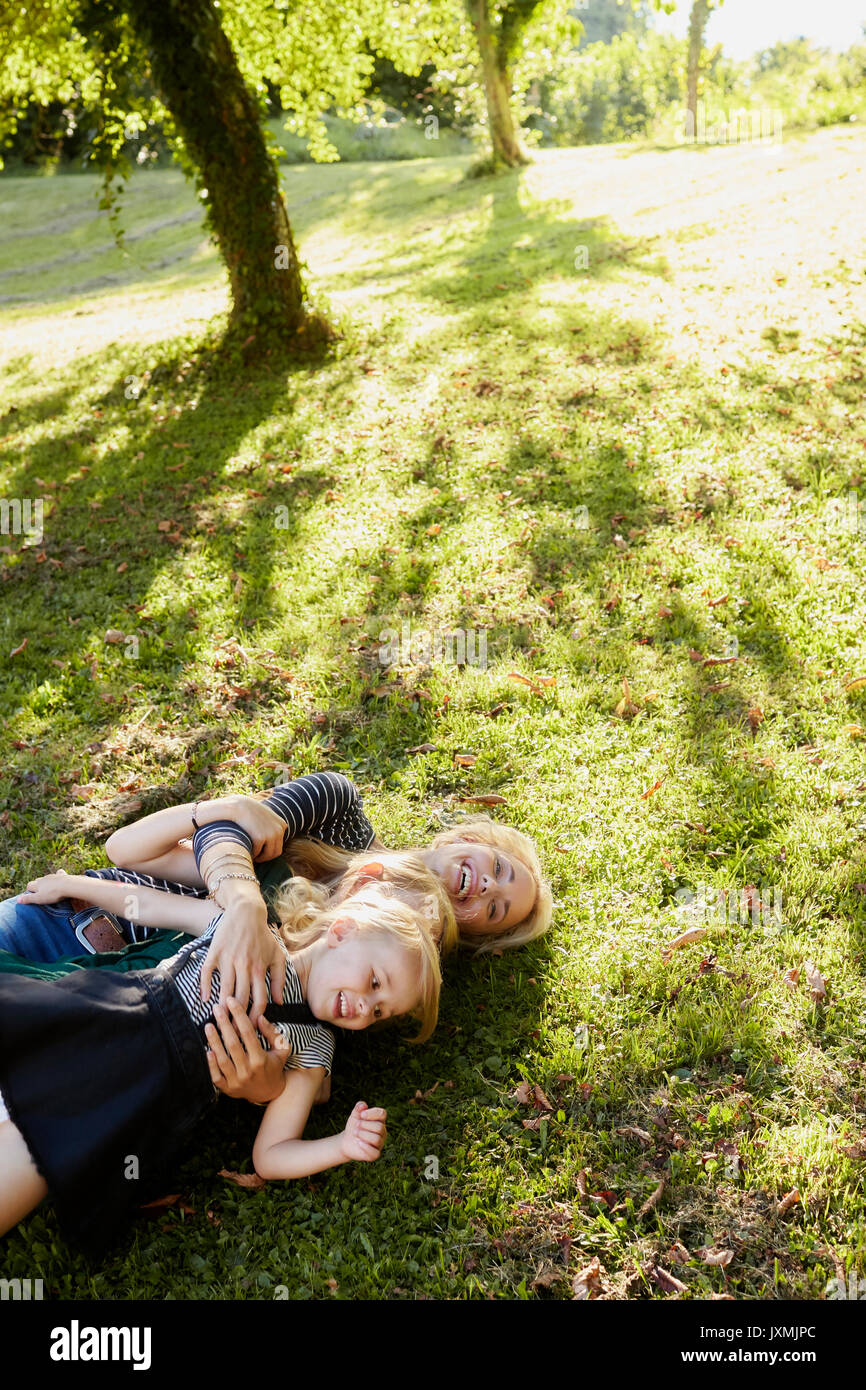 Mutter und Töchter genießen Park Stockfoto
