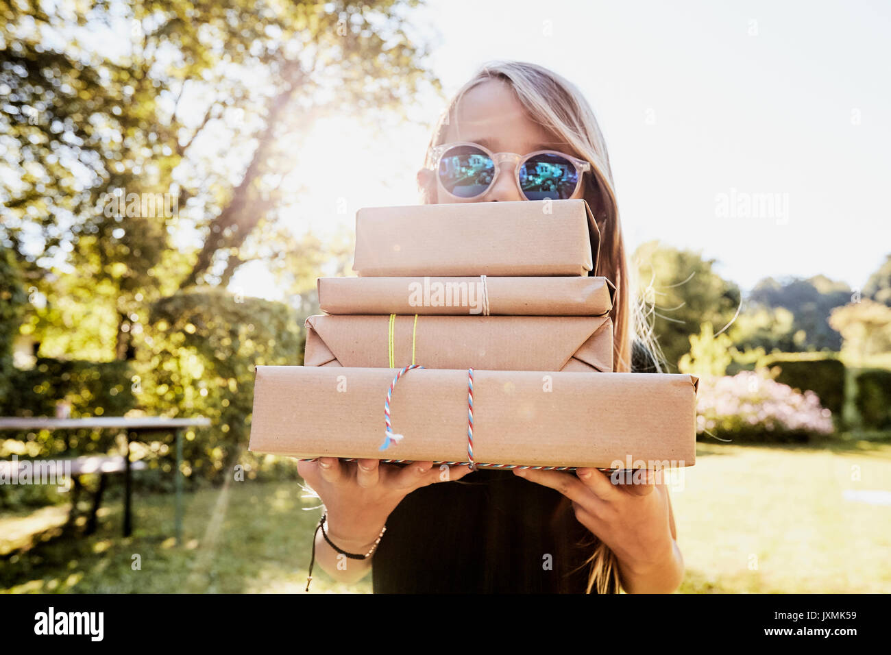 Mädchen mit braunem Papier Pakete Stockfoto