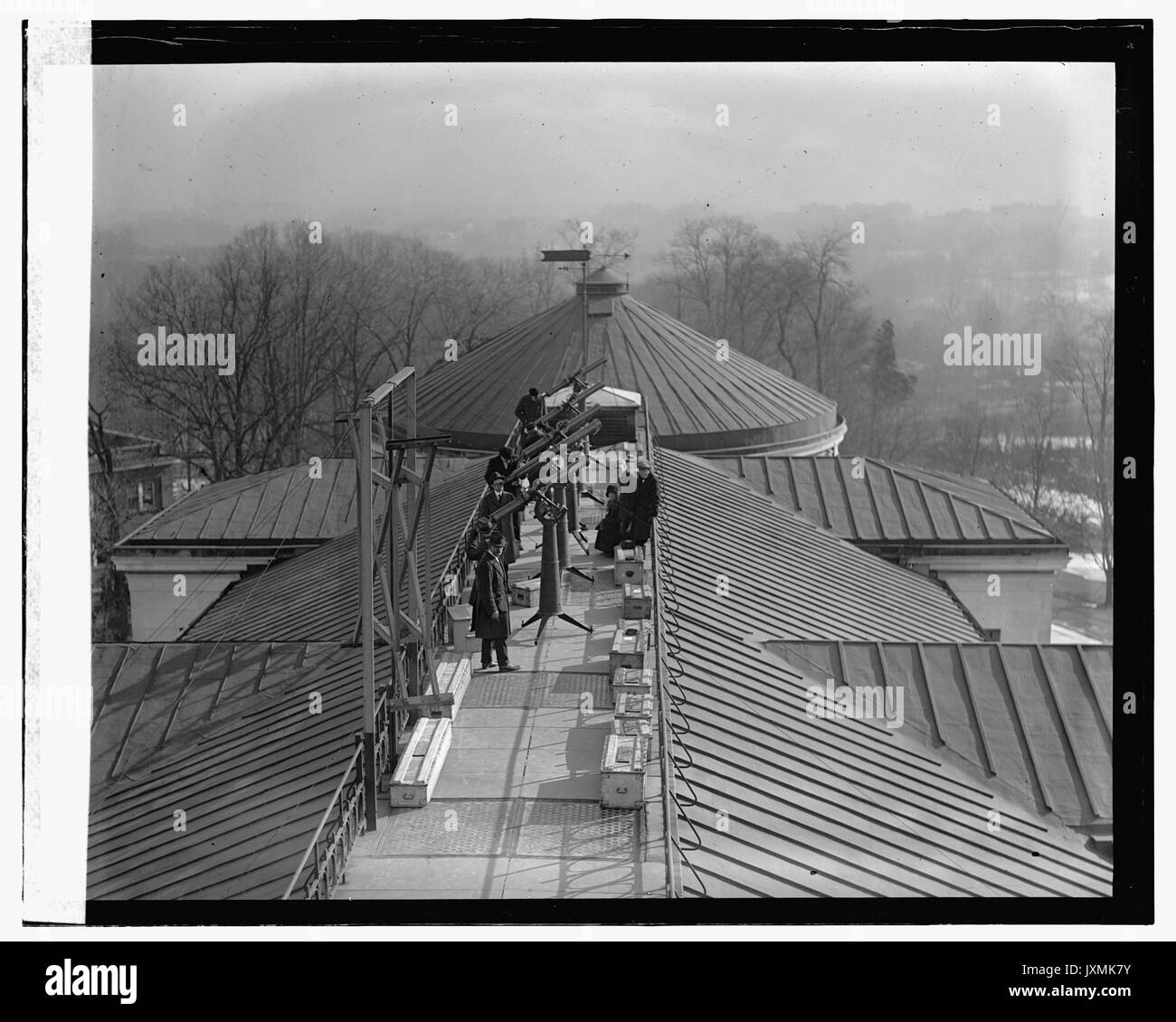 Astronomen Anzeigen eines Eclipse an der Naval Observatory ein Eclipse 24. Januar, 1925. Am 21. August 2017 eine totale Sonnenfinsternis wird in den Usa verfahren. (Bibliothek des Kongresses) Stockfoto