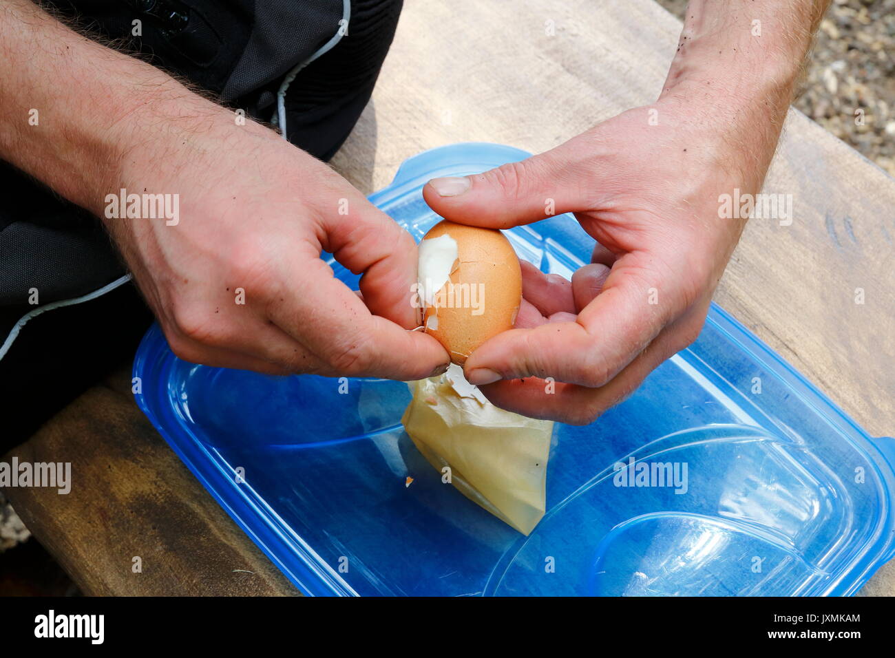 Hart gekochtes Ei wird geschält Stockfoto