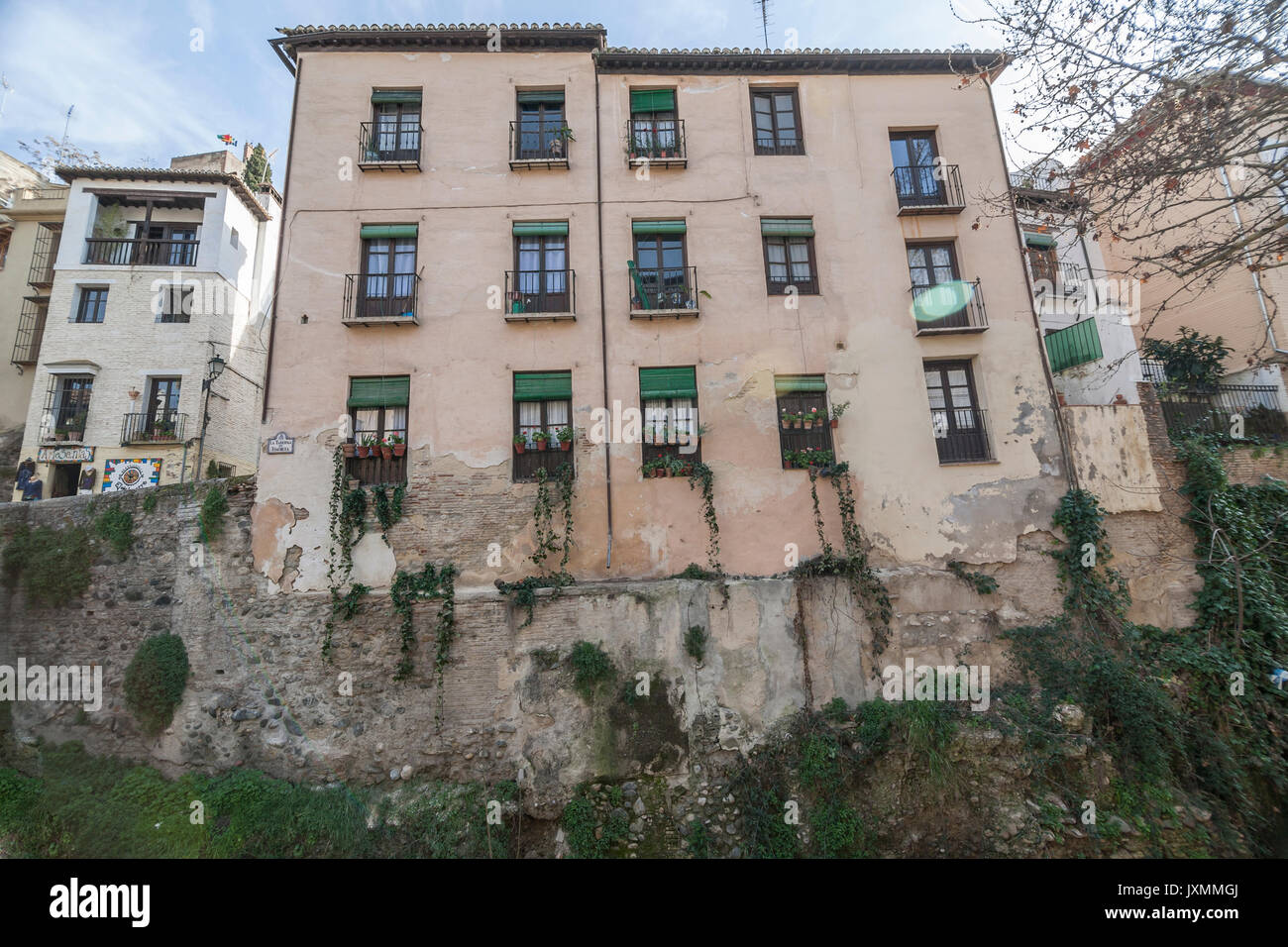 Aussicht von der Carrera del Darro von der anderen Seite an einem Sonntagabend, Granada Stockfoto