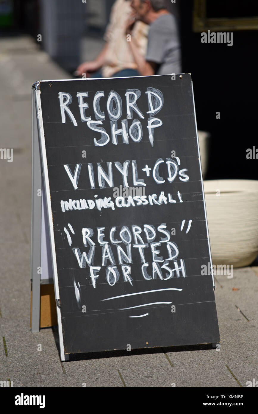 Schild für Plattenladen. Vinyl und CDs. Akten gegen Bargeld gesucht Stockfoto