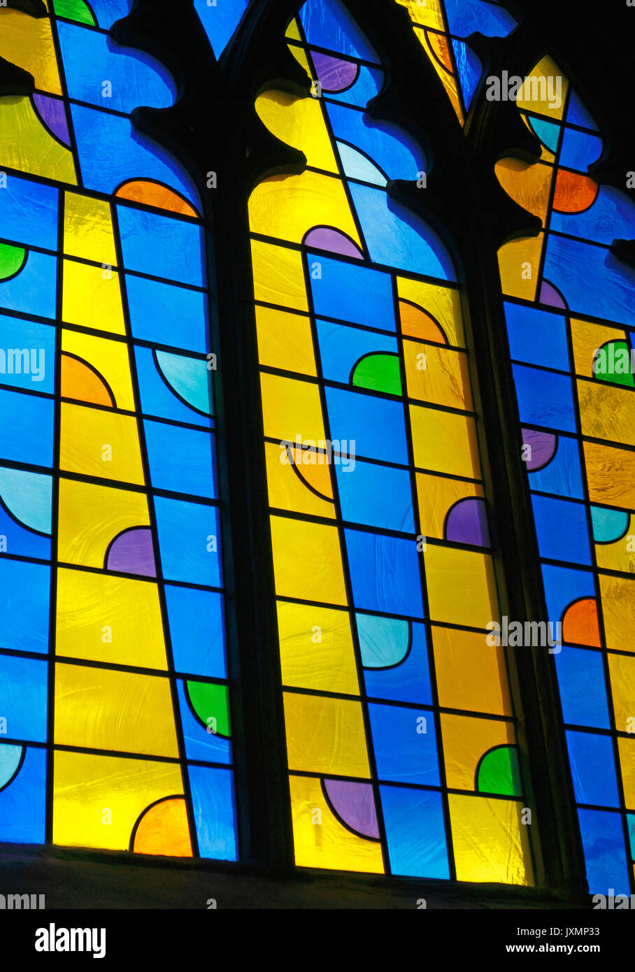 Ein Blick auf ein Fenster eines Triptychons der modernen Kirchenfenster von John mclean im nördlichen Seitenschiff der Kathedrale von Norwich, Norfolk, England, Vereinigtes Königreich. Stockfoto