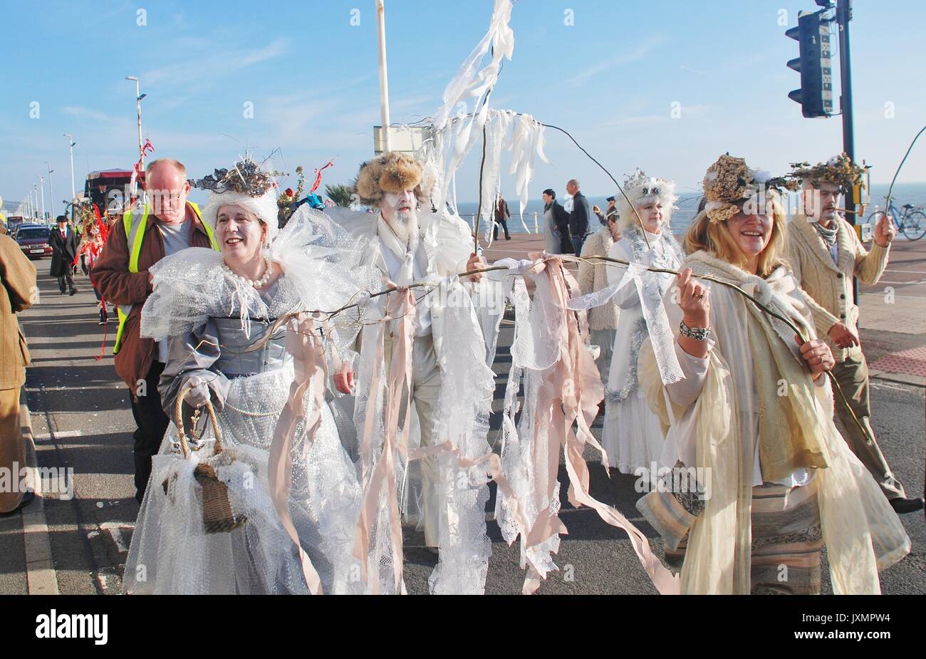 Kostümierte Menschen nehmen an der Parade entlang der Küste während des jährlichen Frost Messe Event in St. Leonards-on-Sea, England am 29. November 2014. Stockfoto