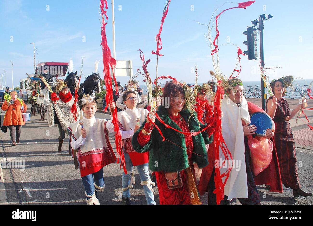 Kostümierte Menschen nehmen an der Parade entlang der Küste während des jährlichen Frost Messe Event in St. Leonards-on-Sea, England am 29. November 2014. Stockfoto