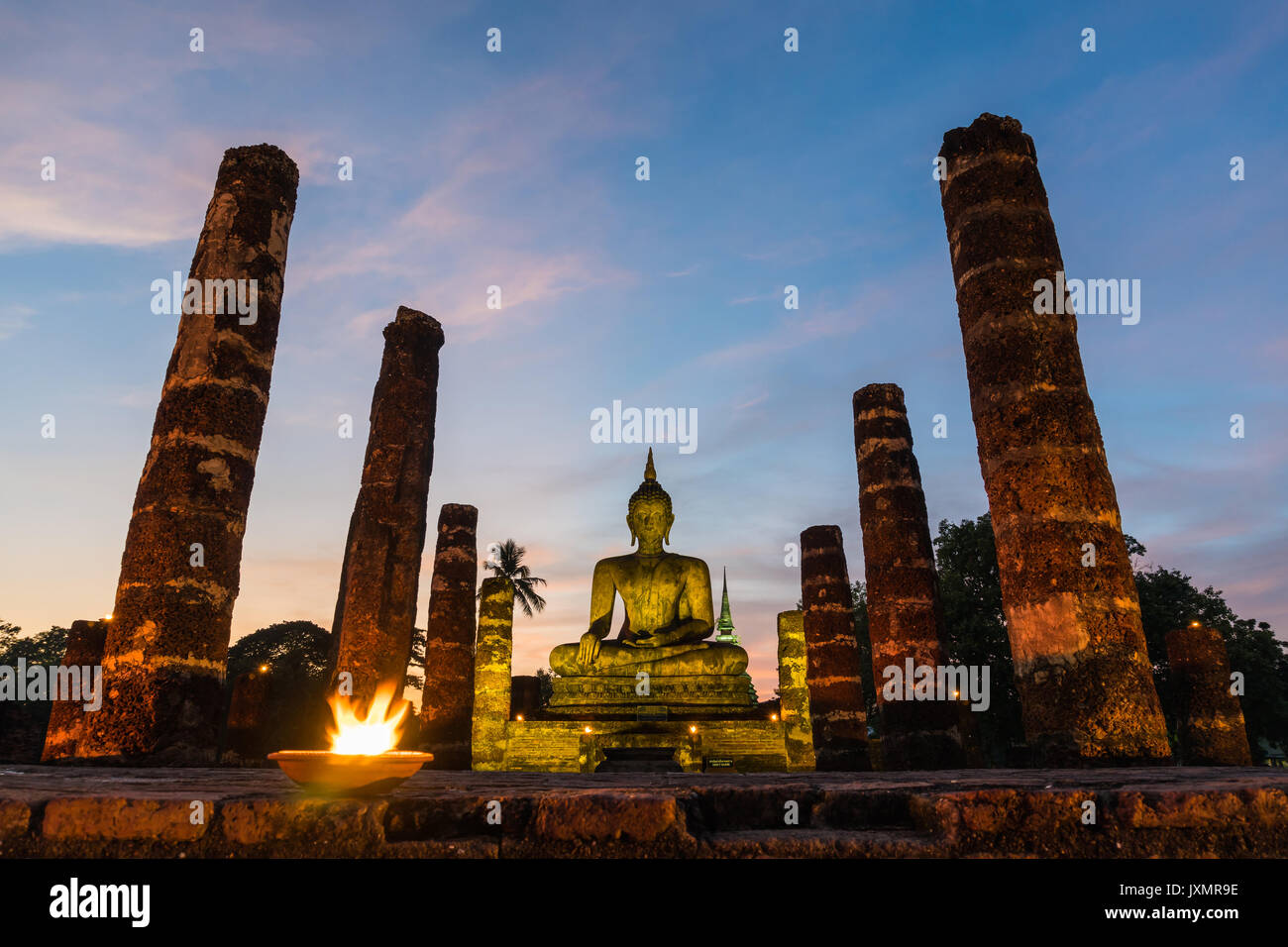 Buddha Tempel Wat Mahathat in der Nacht in sukhothai Thailand Stockfoto