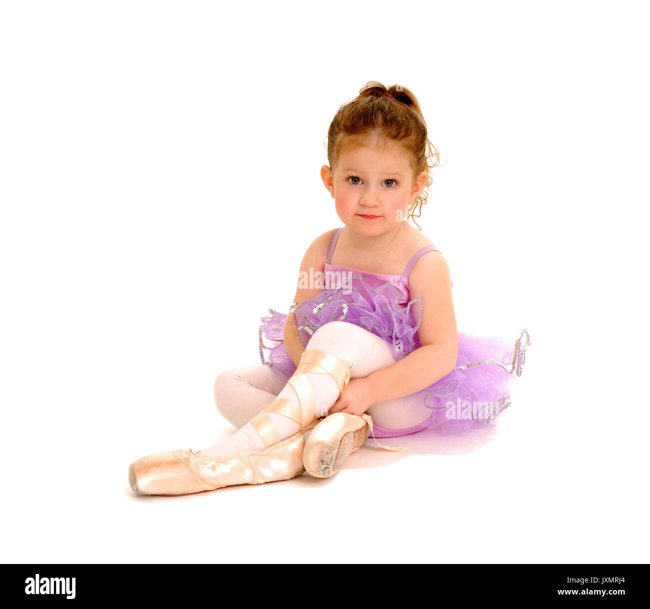 Eine kleine Ballerina versucht, auf Pointe Shoes. Stockfoto