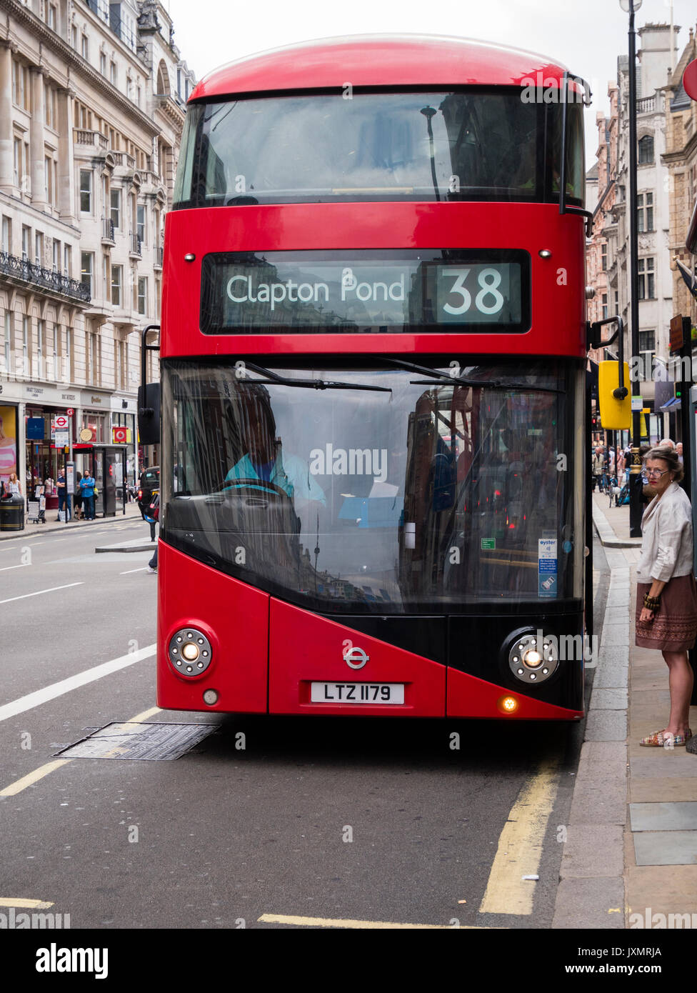 Ein Londoner Straßenszene in Piccadilly mit einem roten Londoner Doppeldeckerbus. Der Bus ist eine der neuen Routemaster Hybridbusse für London. Stockfoto