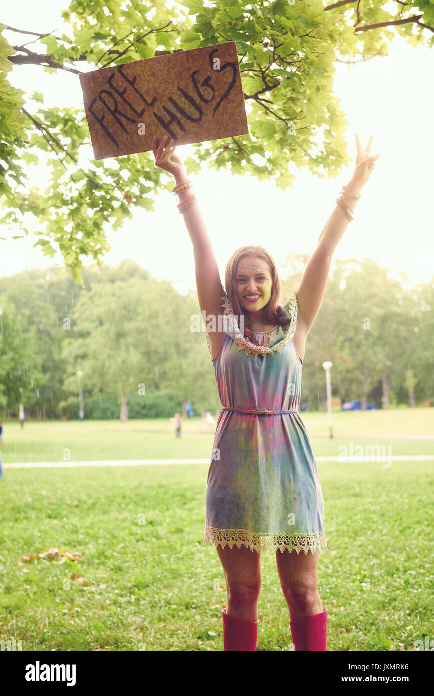 Porträt der jungen Frau, die die Abhaltung freier Hug Schild am Festival Stockfoto