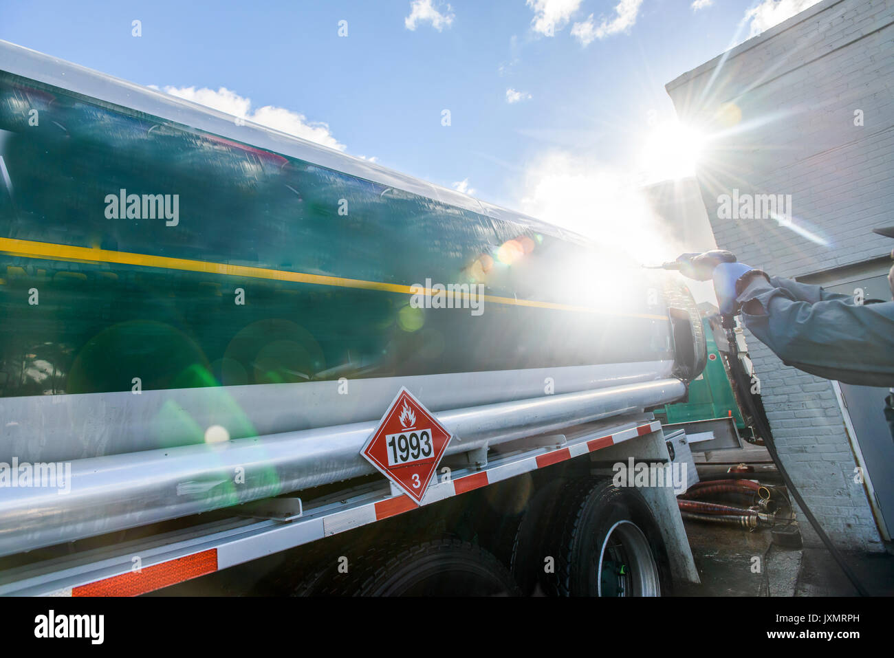 Arbeitnehmer Druck abspritzen Biokraftstoff Öltanker an Sonnenbeschienenen Biokraftstoff Anlage Stockfoto