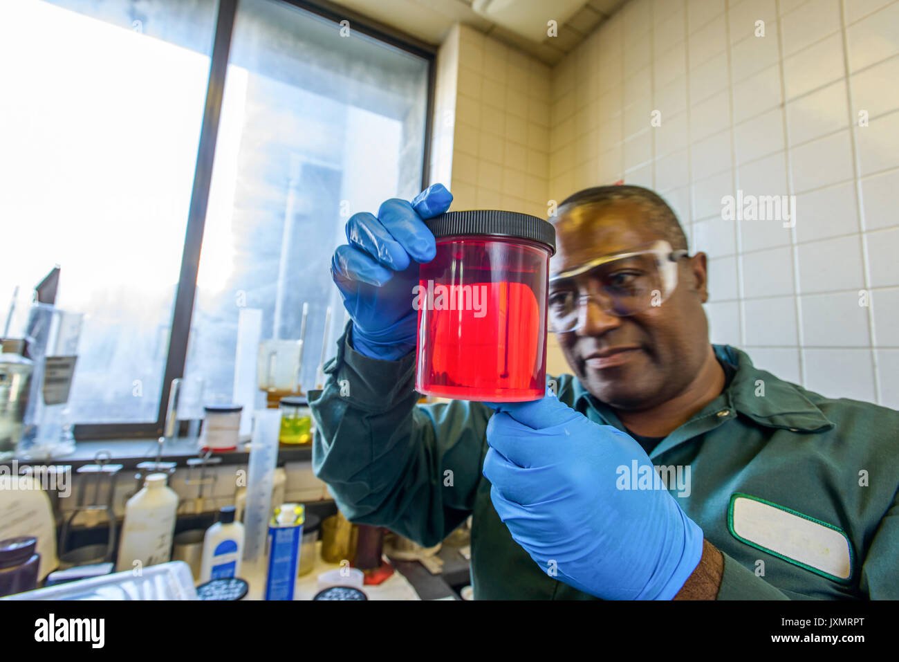 Lab Technician in Becher rot Biokraftstoff Biokraftstoff anlage Labor Stockfoto