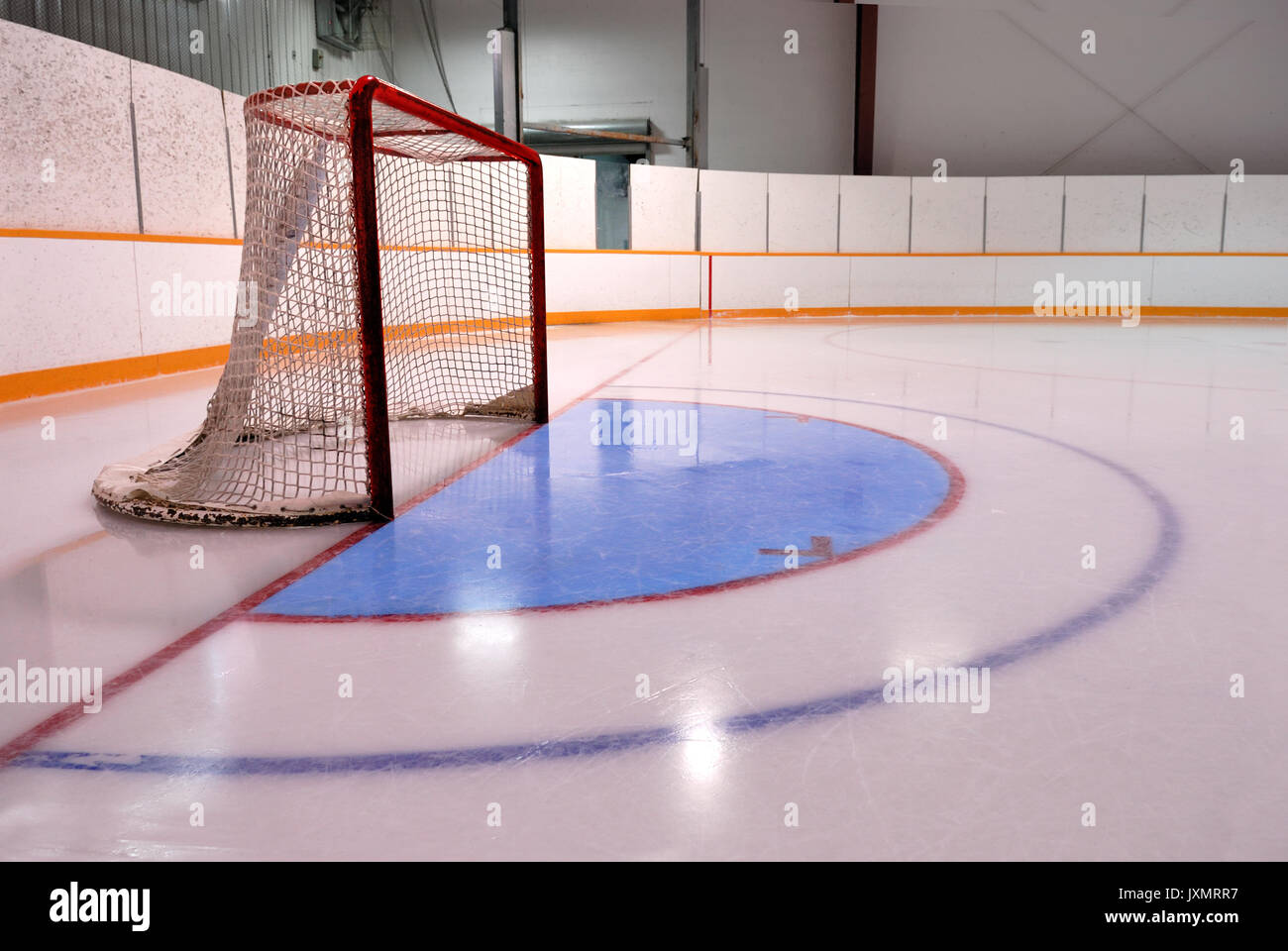 Eine leere Hockey oder Breuberg Net und Knick in der Eisbahn mit frisch gereinigten Eis. Stockfoto