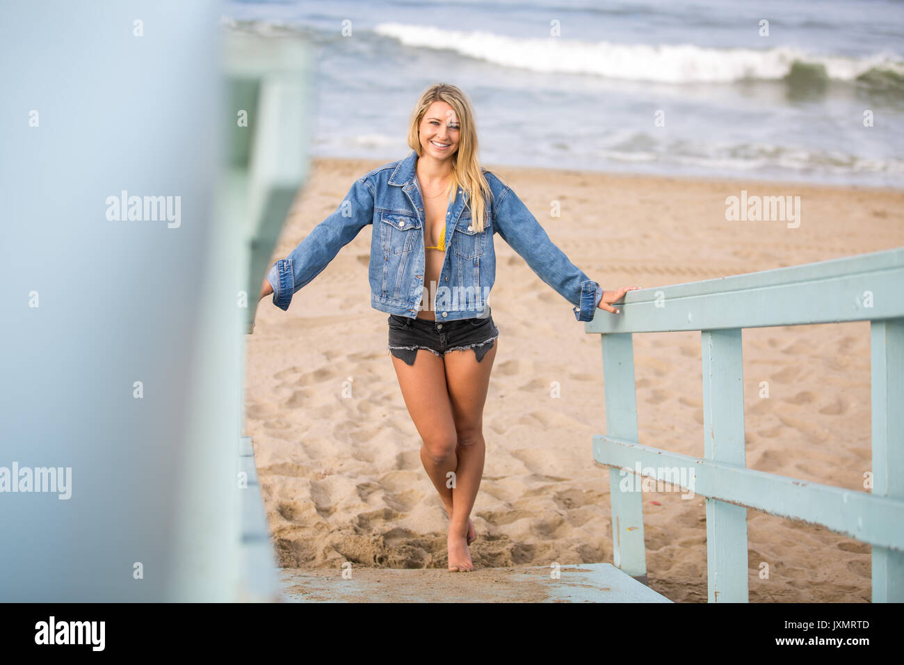 Portrait von Lange blonde junge Frau von Beach Hut, Santa Monica, Kalifornien, USA Stockfoto