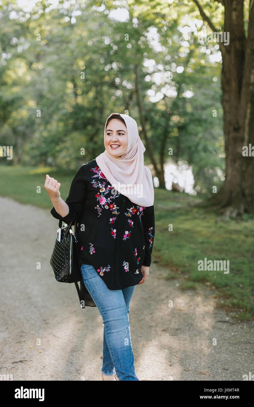 Junge Frau, tragen, Hijab weg schauen Lächeln Stockfoto