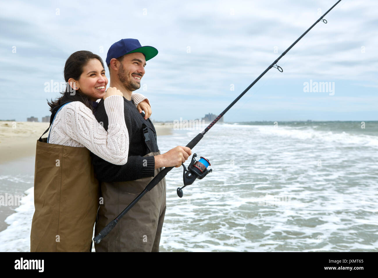 Junges Paar in waders Seefischerei Stockfoto