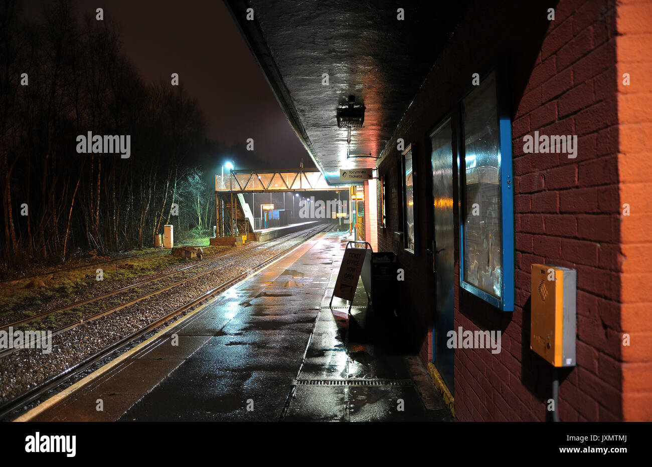 Blick nach Süden am Ystrad Mynach Station in den frühen Stunden des Morgens. Stockfoto