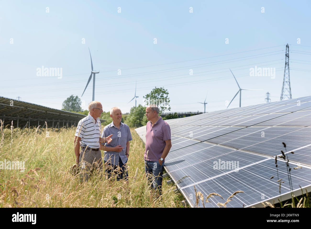Lokale Community Mitglieder über ihre Solar Farm Stockfoto